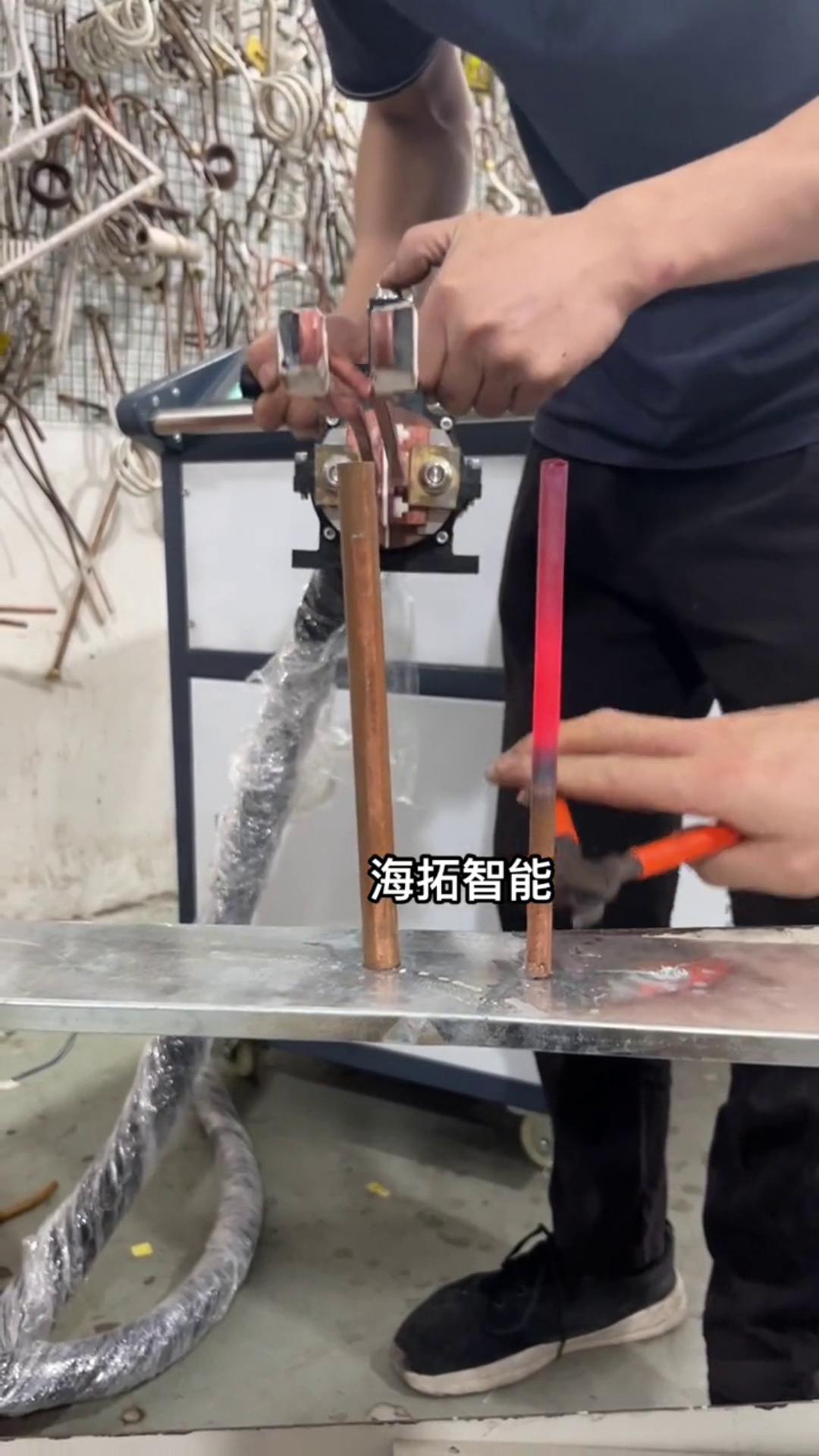 銅管加熱退火有難度嗎？沒有！只要用了海拓智能感應(yīng)加熱設(shè)備，什么淬火退火加熱焊接一切都不是問題。 