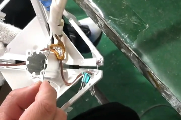 高頻焊機電線端子錫焊是一種利用高頻電磁場對電線端子進(jìn)行焊接的方法