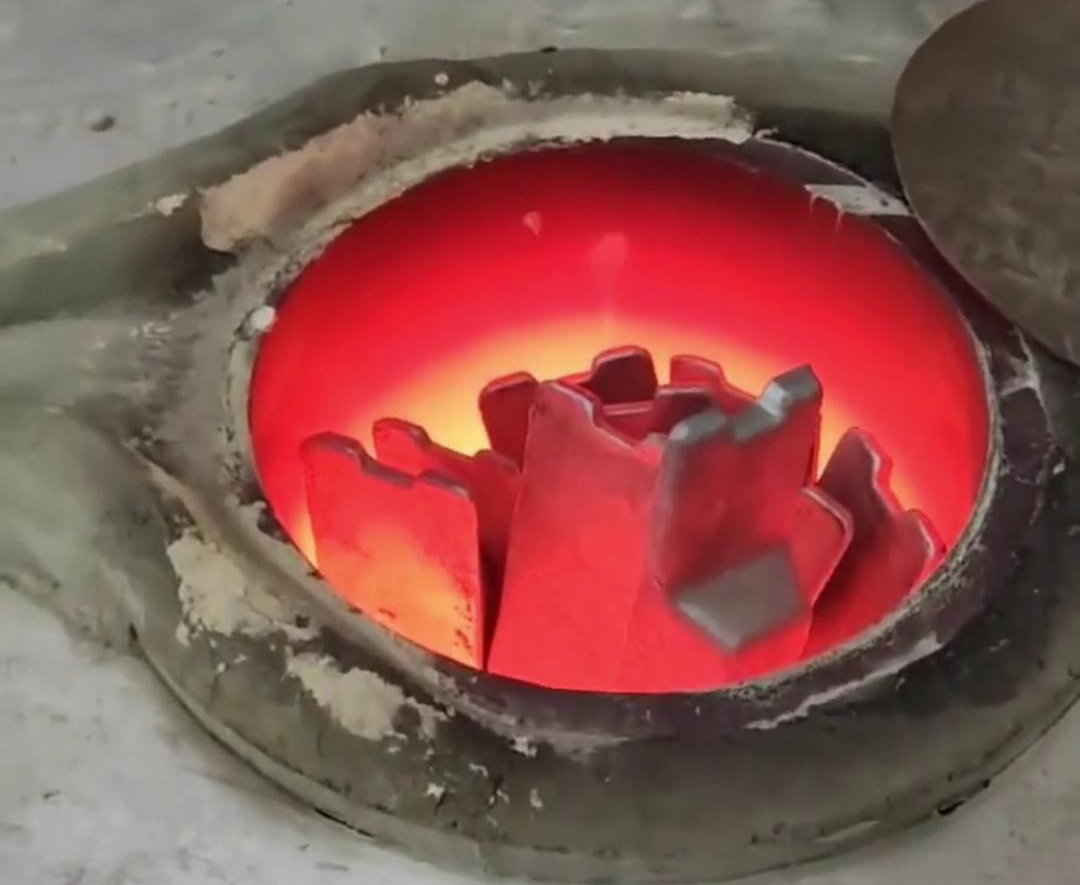 根據(jù)客戶特定的熔煉需求、生產(chǎn)規(guī)模、場地條件等因素，專門設(shè)計和制造的中頻感應(yīng)熔鋁爐