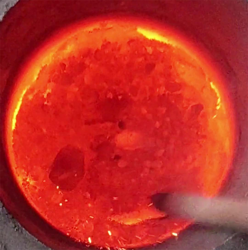 小型鐵渣中頻熔煉爐，采用IGBT節(jié)能電源模塊，比傳統(tǒng)電爐電烤箱節(jié)能