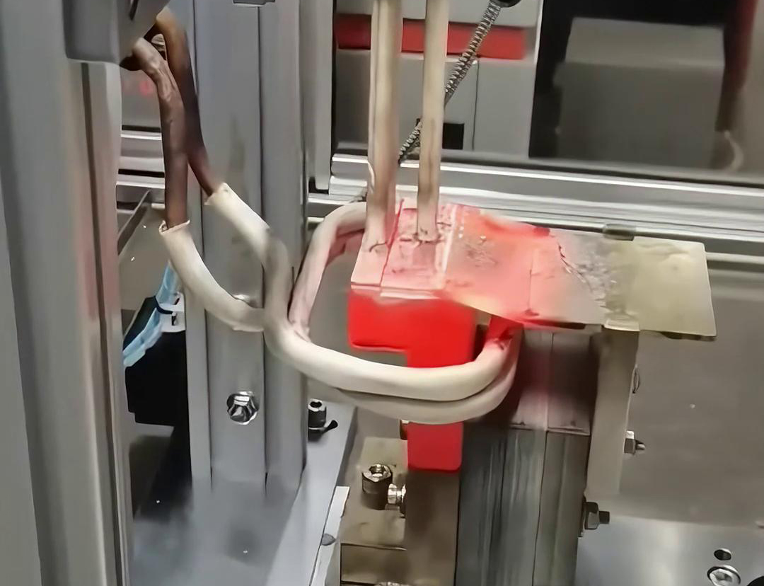 框架斷路器母排銅排高頻焊接過程。采用高頻自動焊接
