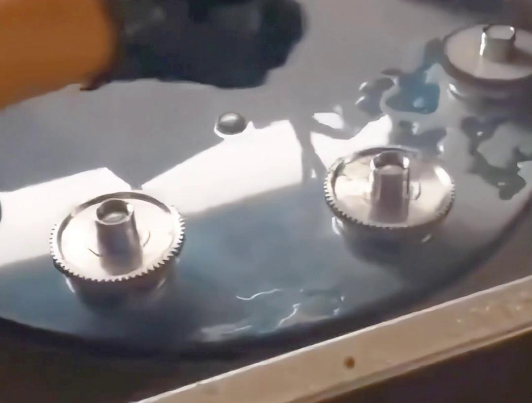 多工位齒輪淬火機(jī)床可以同時(shí)對多個(gè)齒輪進(jìn)行淬火處理，提高生產(chǎn)效率