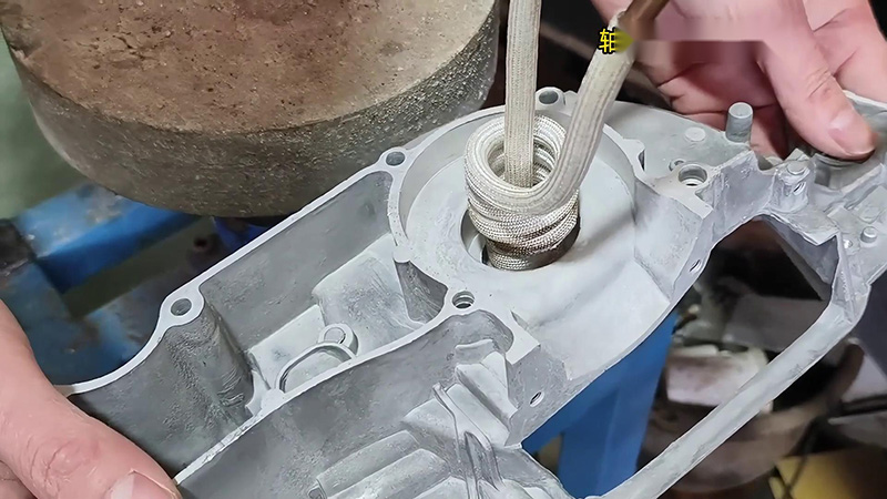 鋁殼使用高頻加熱機(jī)加熱內(nèi)孔，然后軸承熱裝配