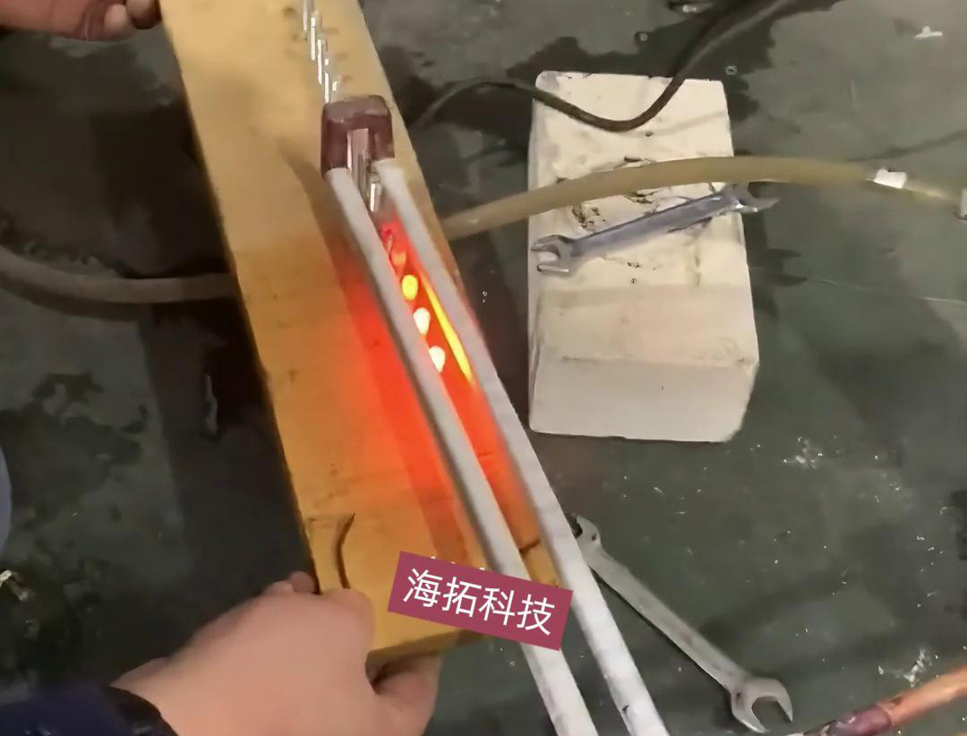 6mm端頭在線退火，高頻加熱機(jī)配合自動(dòng)輸送帶實(shí)現(xiàn)均勻加熱退火