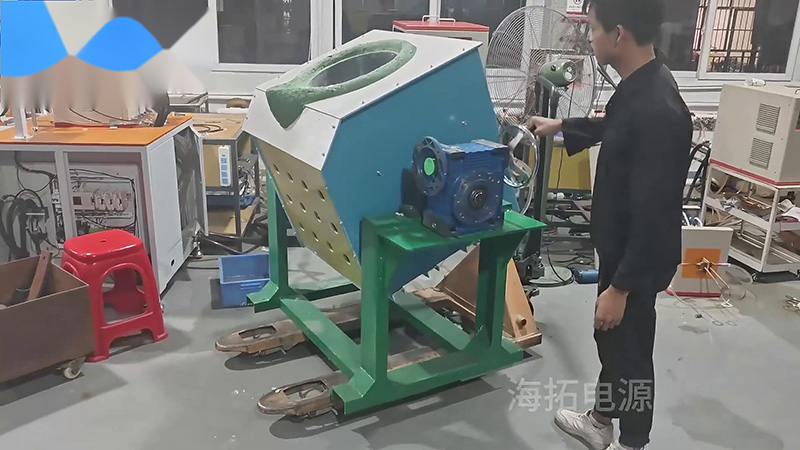 客戶定制的300公斤中頻熔煉爐，手搖傾倒式熔銅爐