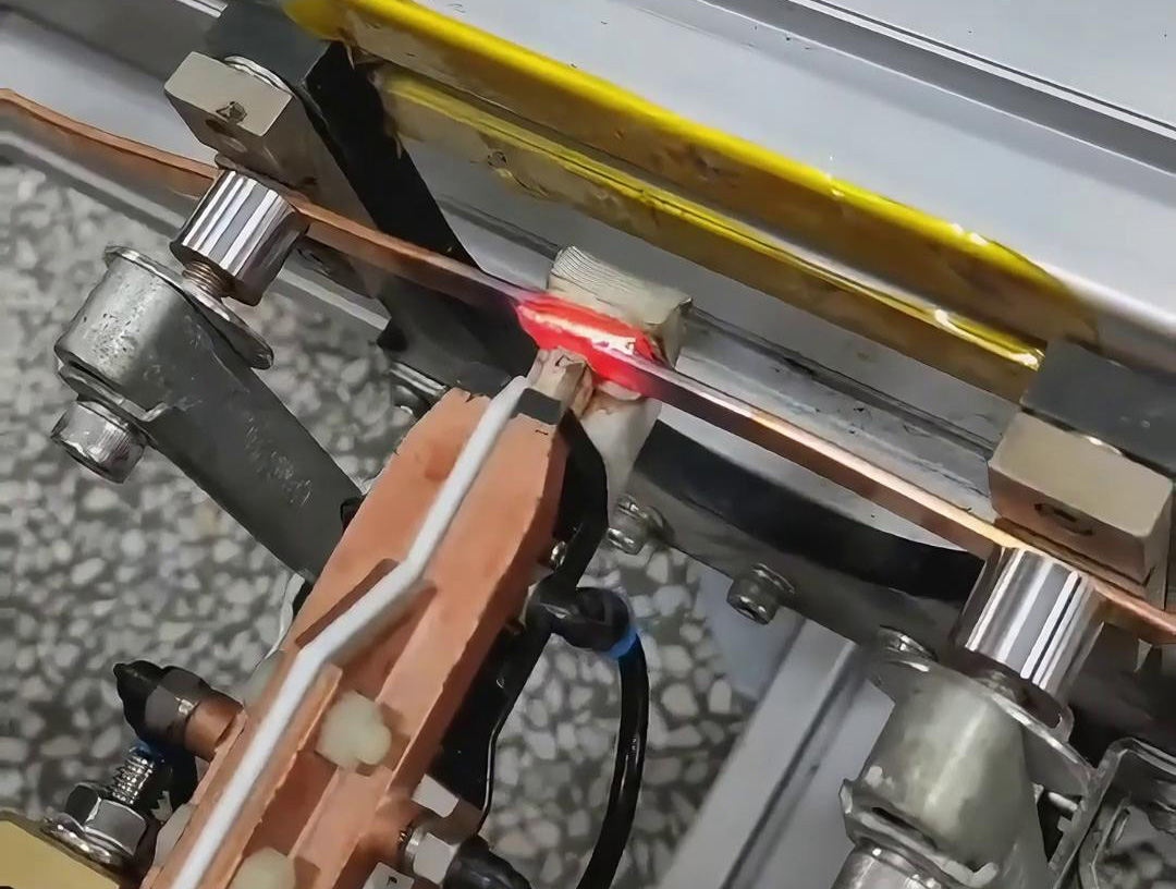 手持式高頻焊機(jī)適用于銅板等金屬材料的焊接、淬火和退火等工藝