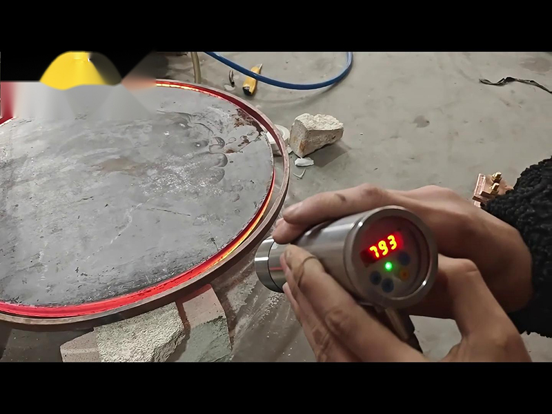 160KW超音頻感應(yīng)加熱設(shè)備完全有能力將直徑700mm、厚度20mm的圓形鋼餅加熱到900度