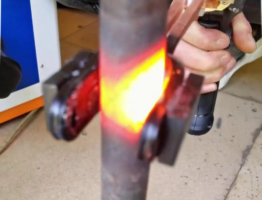 手持式高頻加熱機(jī)U型開口線圈對(duì)直徑22mm，厚度為3mm鋼管加熱測試