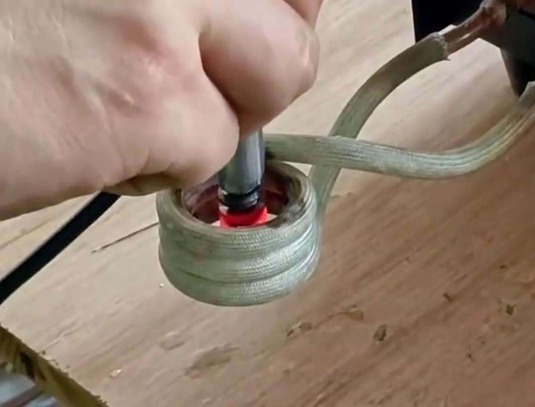 使用高頻淬火機(jī)對(duì)直徑15mm的小軸進(jìn)行淬火熱處理