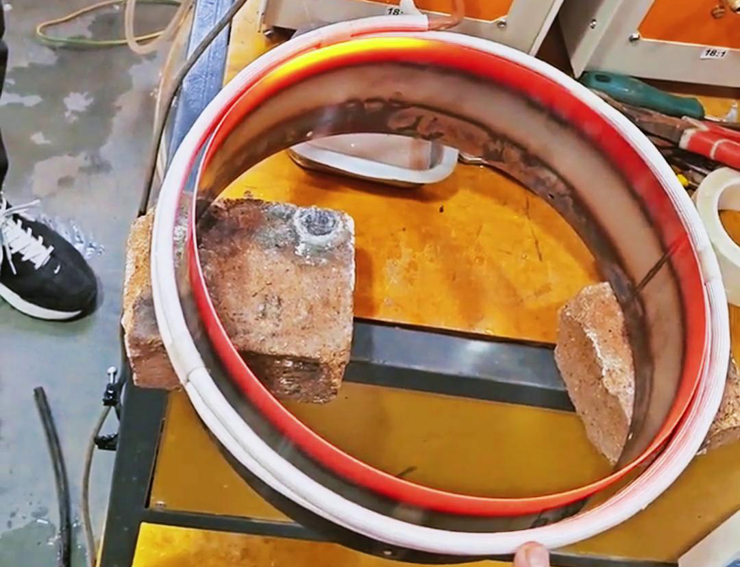高頻加熱機(jī)對不銹鋼鋼管進(jìn)行加熱退火，為熱壓翻邊做準(zhǔn)備