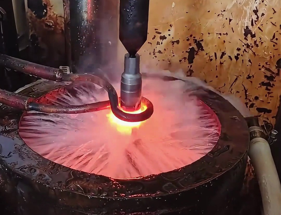 電機(jī)軸加工：45 號(hào)鋼高頻淬火，靠 “快速加熱 + 水冷” 提升表面硬度與耐磨性