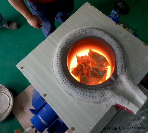 中頻熔煉爐生產(chǎn)廠家對熔煉爐結(jié)構(gòu)進行了調(diào)整。