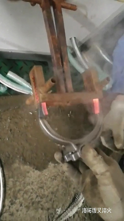 高頻加熱機(jī) 撥叉淬火，1.7秒一個(gè)，質(zhì)量杠杠滴