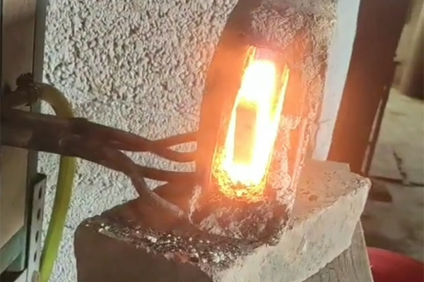 打鐵也要與時俱進(jìn)，以前燒碳加熱鋼件，現(xiàn)在都用感應(yīng)加熱設(shè)備了